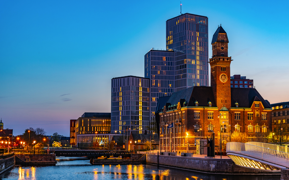 Blick auf die Skyline von Malmö bei Sonnenuntergang, dominiert von der Weltuniversität für Seefahrt, Schweden