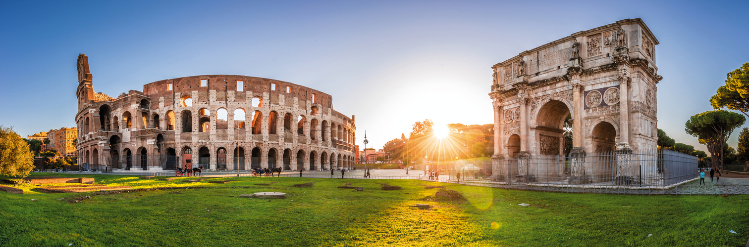 Panoramic view of Colosseum and Constantine arch at sunrise. Rom