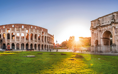 Panoramic view of Colosseum and Constantine arch at sunrise. Rom