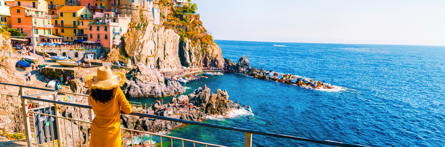 Frau besucht das Dorf Manarola an der Küste der Cinque Terre