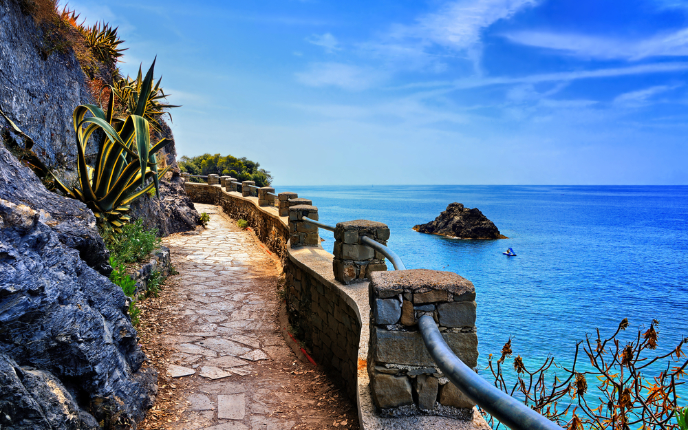 Der Wanderweg Sentiero Azzurro an der Küste der Cinque Terre, Ligurien, Italien.