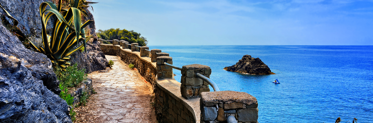 Der Wanderweg Sentiero Azzurro an der Küste der Cinque Terre, Ligurien, Italien.