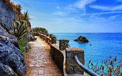 Der Wanderweg Sentiero Azzurro an der Küste der Cinque Terre, Ligurien, Italien.