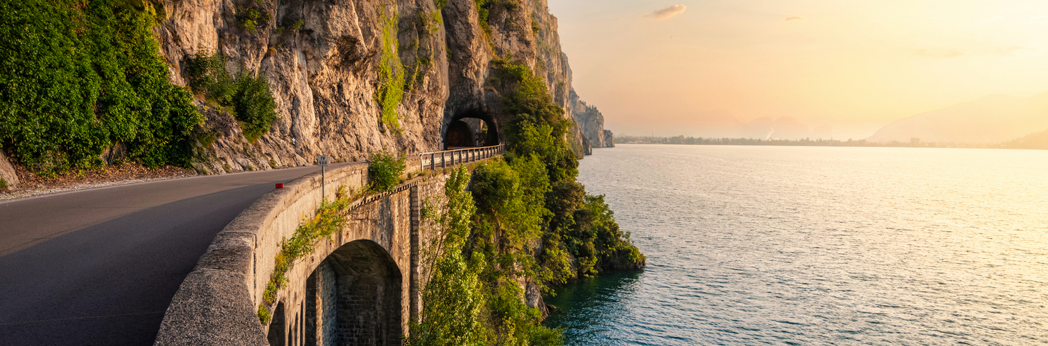 Gardesana Occidentale in der Nähe von Limone sul Garda am Gardasee, Lombardei/ Italien
