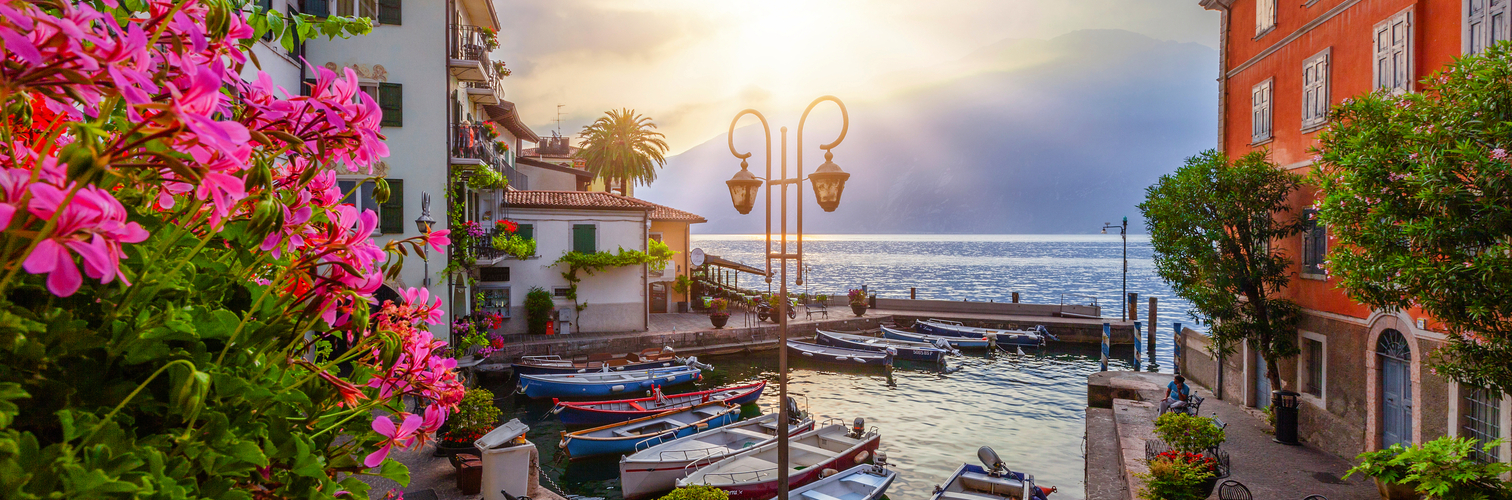 Sonnenaufgang im Hafen von Limone am Gardasee, Brescia, Lombardei, Italien