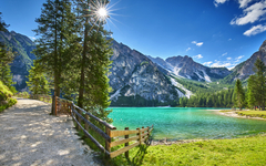 Bergwandern um den Pragser Wildsee, Dolomiten im Sommer