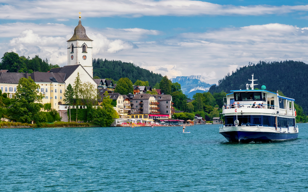 Sankt Wolfgang am Wolfgangsee mit Boot im Salzkammergut, Österreich