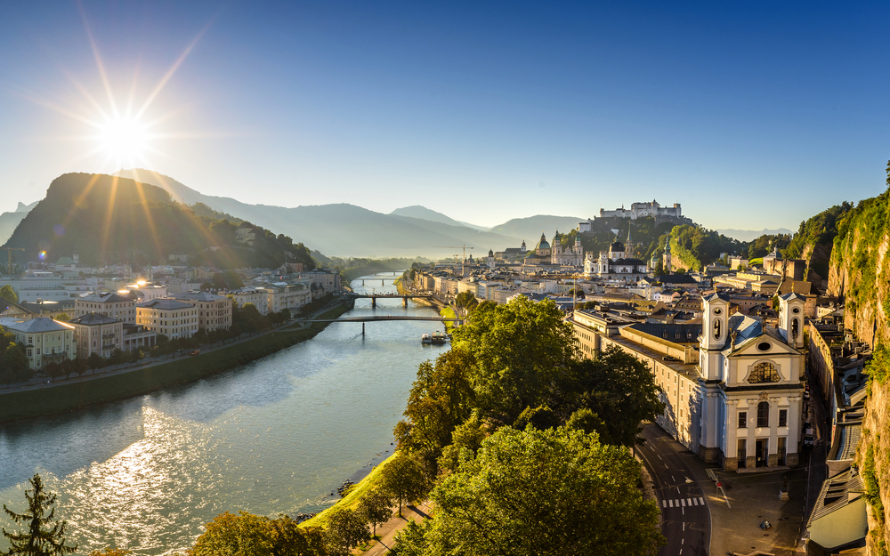 Panoramablick über die Stadt Salzburg an einem Sommermorgen