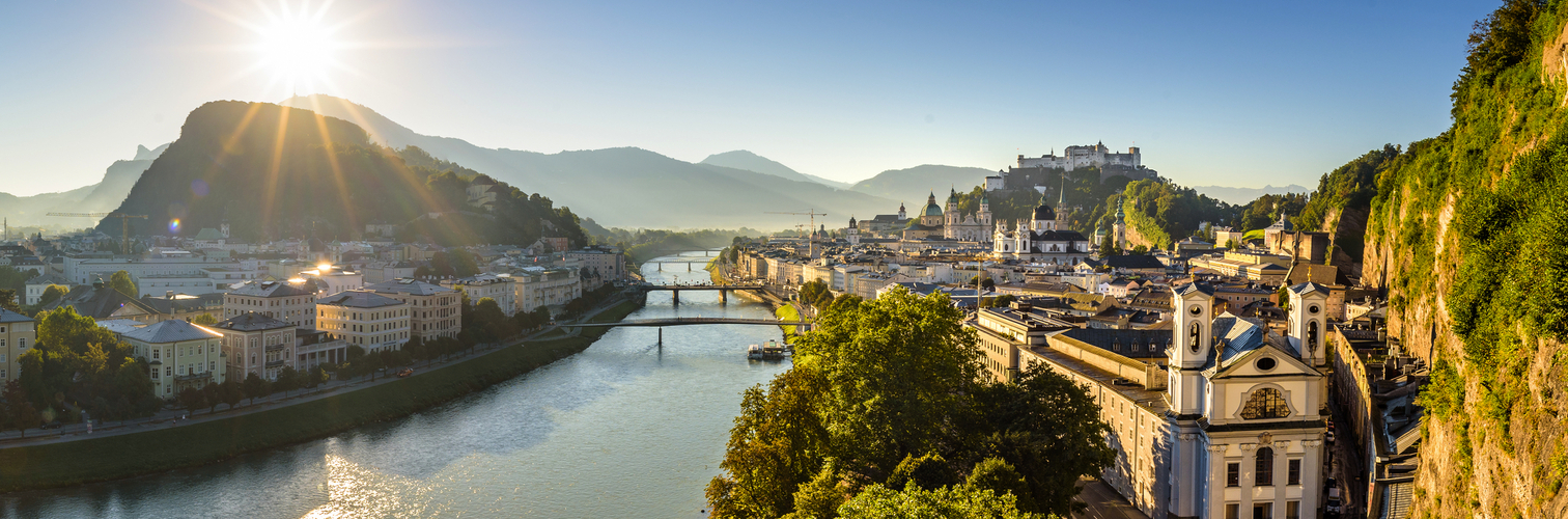Panoramablick über die Stadt Salzburg an einem Sommermorgen