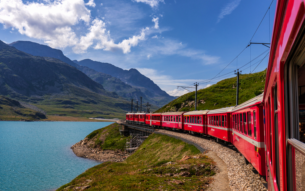 Rhätische Bahn am Lago Bianco und Berninapass im Kanton Graubünden, Schweiz