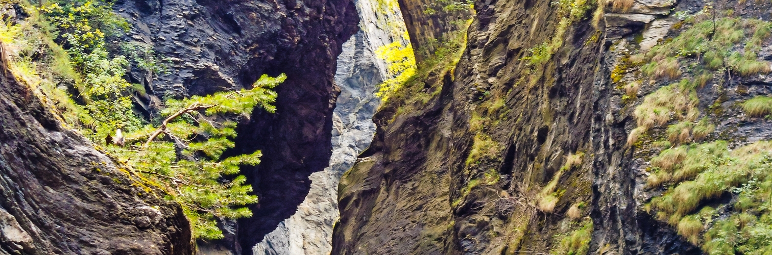 Bogenbrücke über der Viamalaschlucht in Graubünden, Schweiz