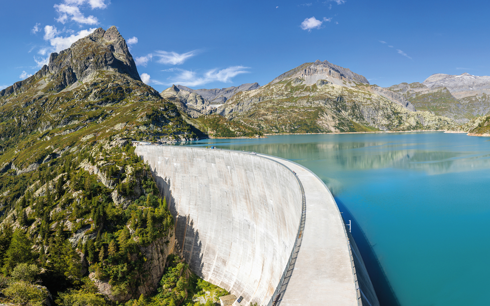 Grand soleil sur le lac d'Émosson et son barrage , Suisse