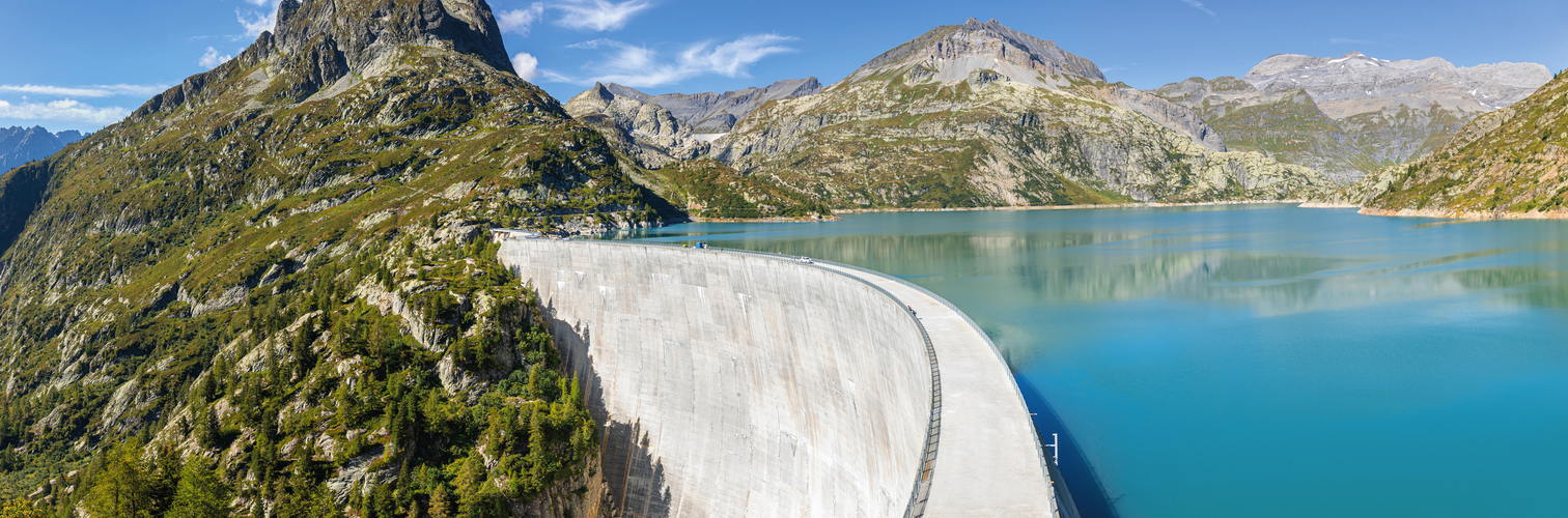 Grand soleil sur le lac d'Émosson et son barrage , Suisse