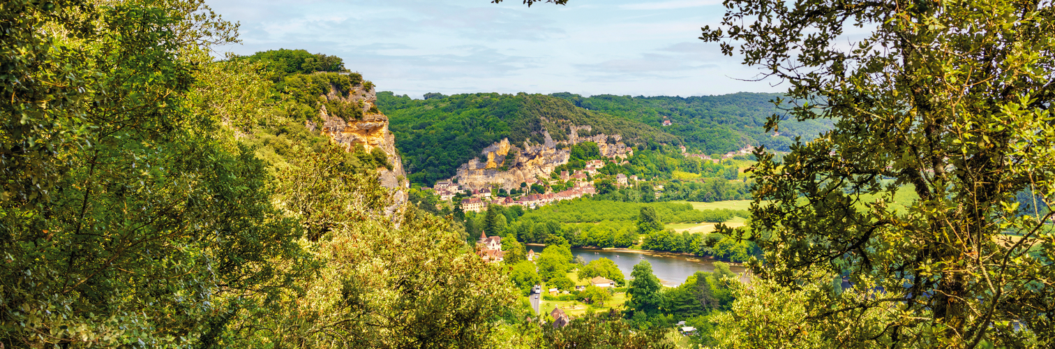 Blick aus dem Garten von Burg Marqueyssac über die Dordogne nac