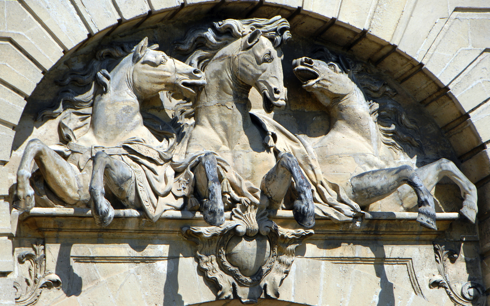 sculpture équestre sur le fronton des grandes Ecuries, Chantilly, Oise, France