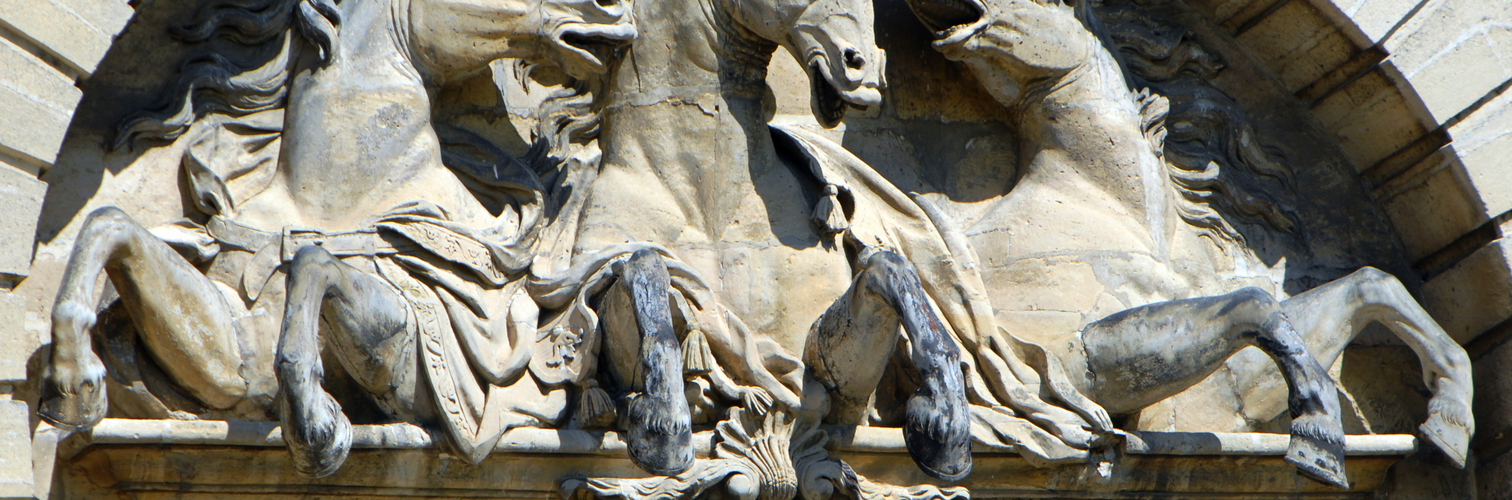 sculpture équestre sur le fronton des grandes Ecuries, Chantilly, Oise, France