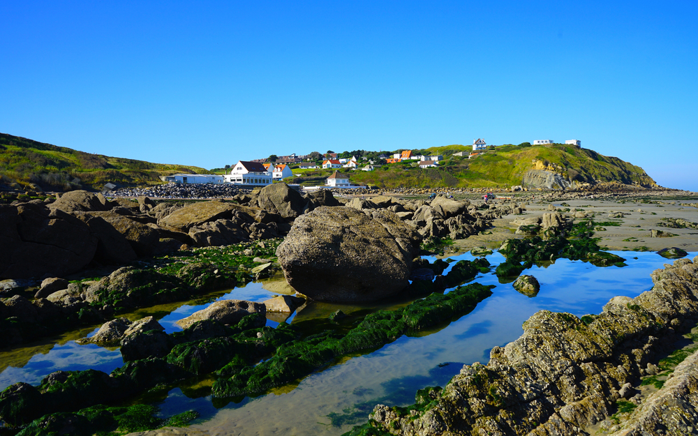 Rocks and houses on the coast of Cap Gris Nez at a beautiful sunny day, Pas-de-Calais, Hauts-de-France, France