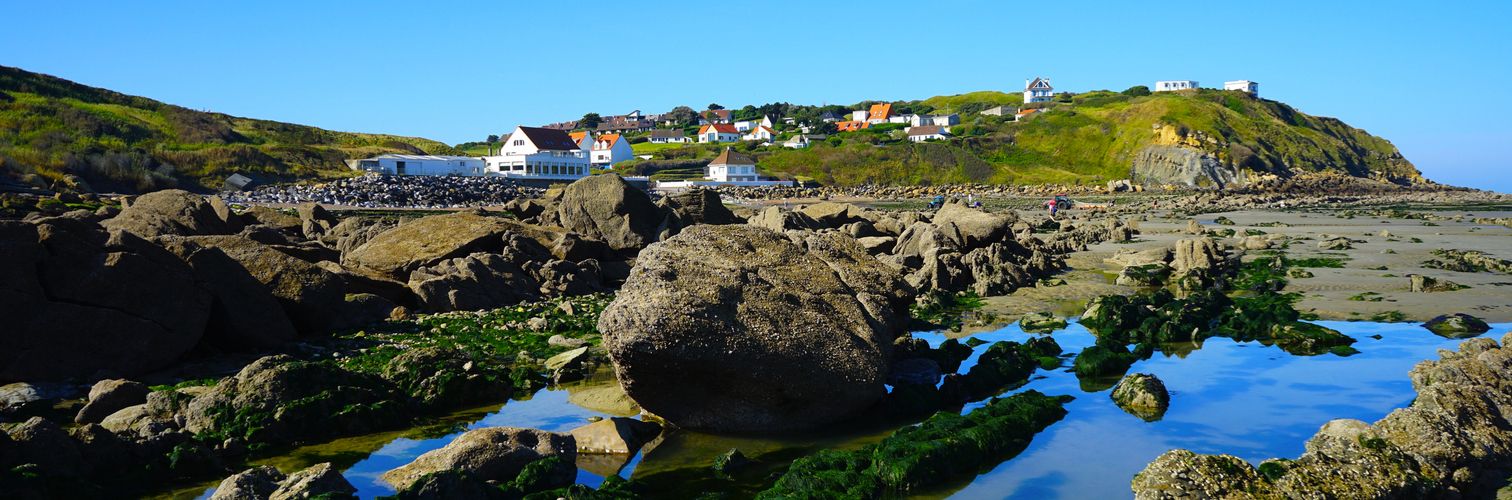 Rocks and houses on the coast of Cap Gris Nez at a beautiful sunny day, Pas-de-Calais, Hauts-de-France, France