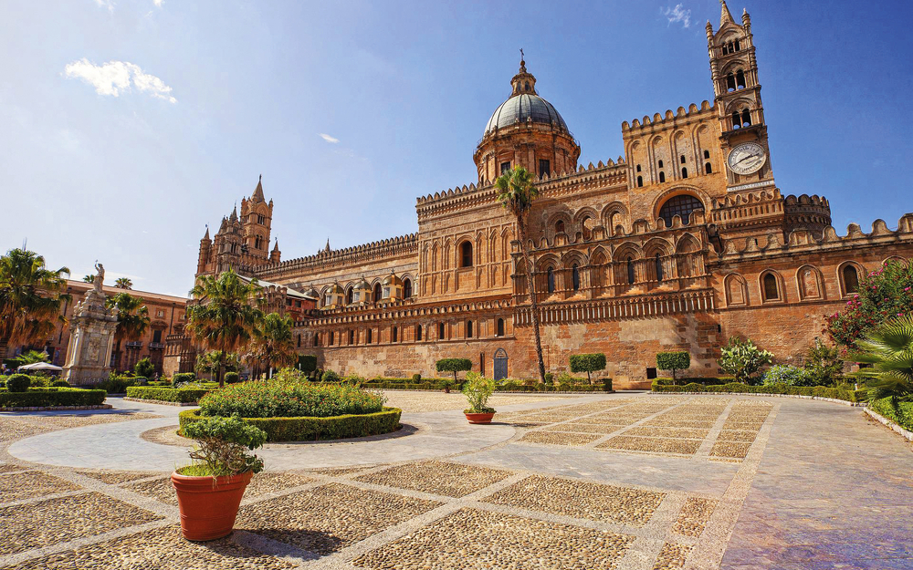 Kathedrale von Palermo mit Vorplatz und Palmen.