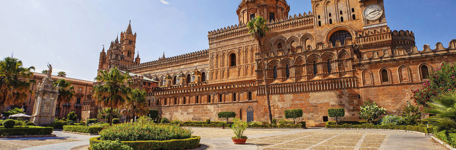 Kathedrale von Palermo mit Vorplatz und Palmen.