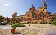 Kathedrale von Palermo mit Vorplatz und Palmen.