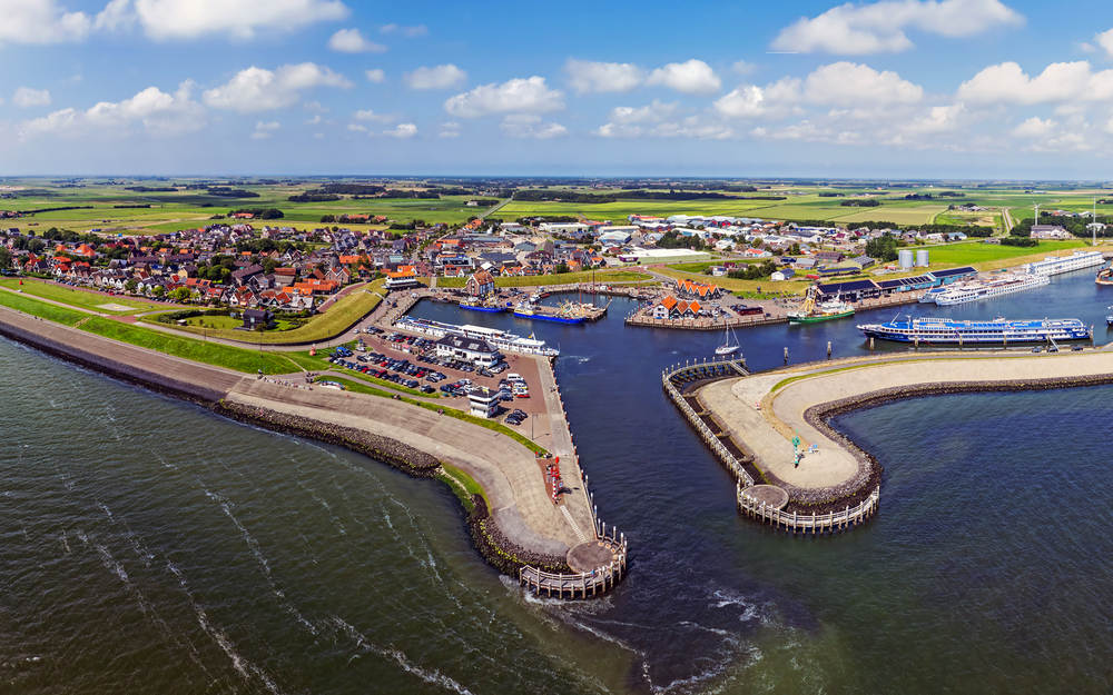 Luftaufnahme der historischen Stadt Oudeschild auf der Insel Texel in den Niederlanden