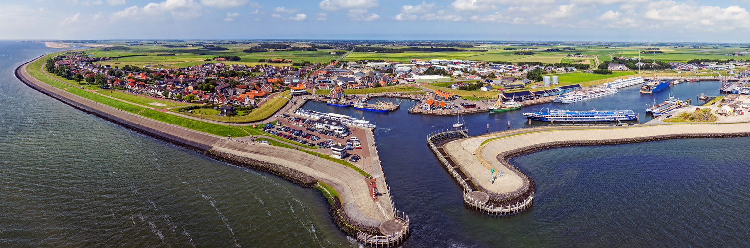 Luftaufnahme der historischen Stadt Oudeschild auf der Insel Texel in den Niederlanden