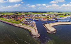 Luftaufnahme der historischen Stadt Oudeschild auf der Insel Texel in den Niederlanden