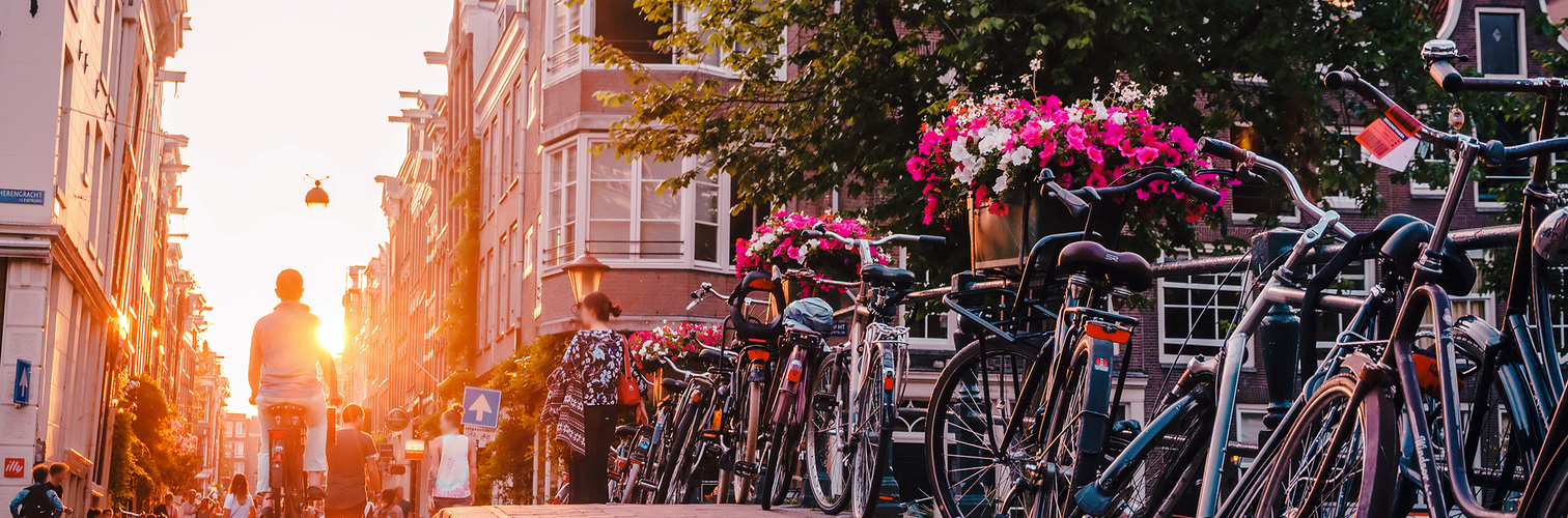 Sonnenuntergang über den Straßen und Grachten von Amsterdam