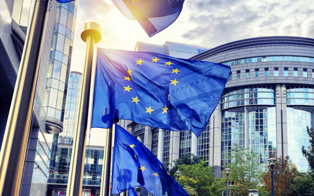 EU-Flaggen wehen vor dem Gebäude des Europäischen Parlaments in Brüssel