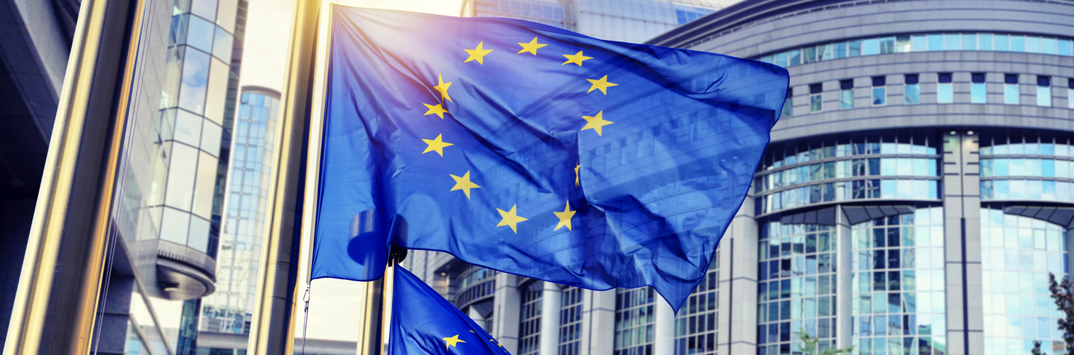 EU-Flaggen wehen vor dem Gebäude des Europäischen Parlaments in Brüssel
