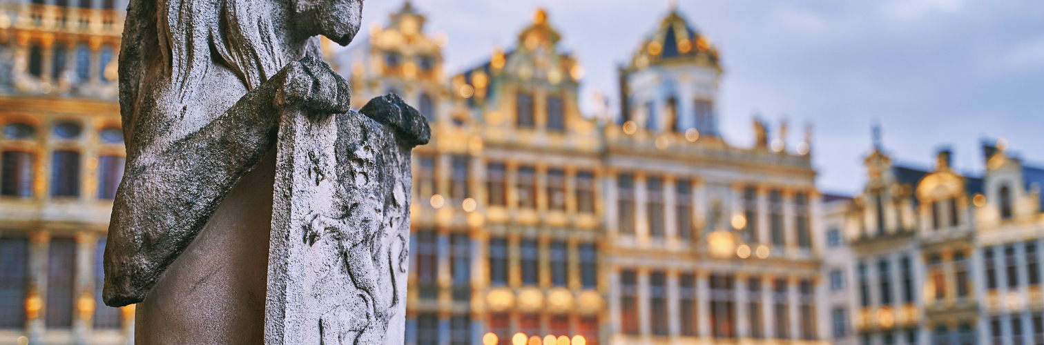 Löwenstatue auf dem Grand Place in Brüssel, Belgien, in der Abenddämmerung