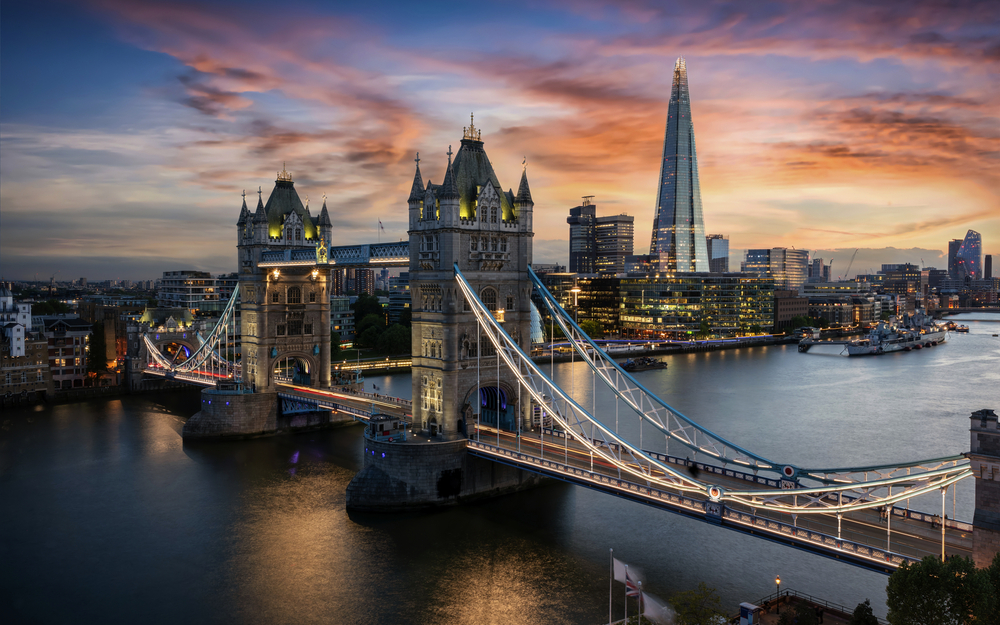 beleuchtete Tower Brücke über der Themse in London bei Sonnenuntergang
