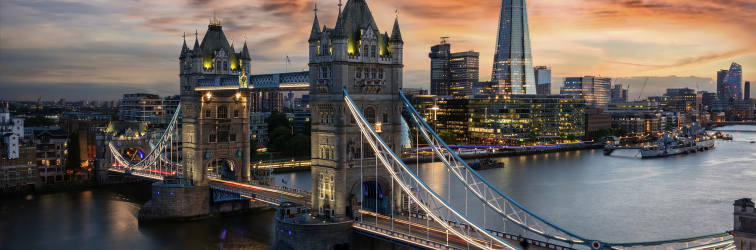 beleuchtete Tower Brücke über der Themse in London bei Sonnenuntergang