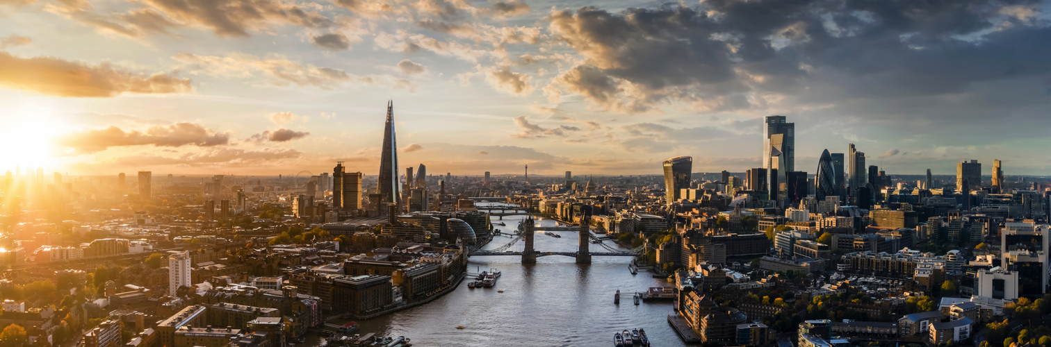 Panoramablick auf die moderne Skyline von London, Vereinigtes Königreich, entlang der Themse bei Sonnenuntergang