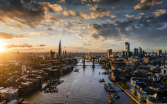 Panoramablick auf die moderne Skyline von London, Vereinigtes Königreich, entlang der Themse bei Sonnenuntergang