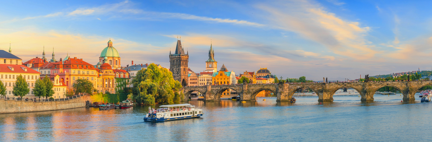 Karlsbrücke und Skyline von Prag