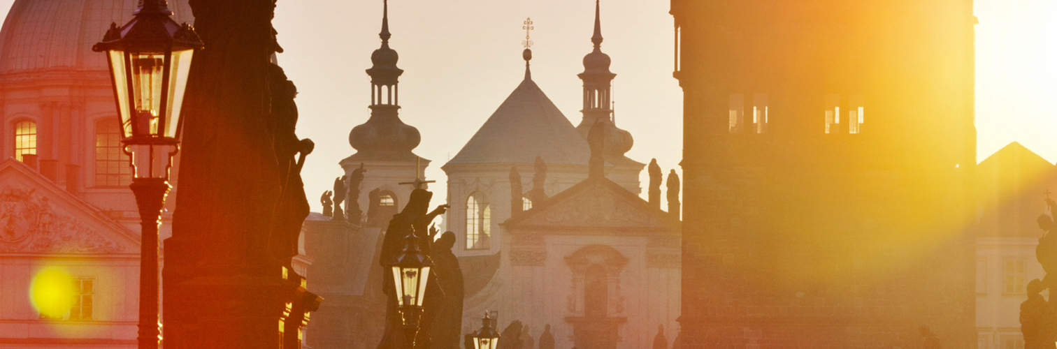 die Prager Karlsbrücke bei Sonnenuntergang
