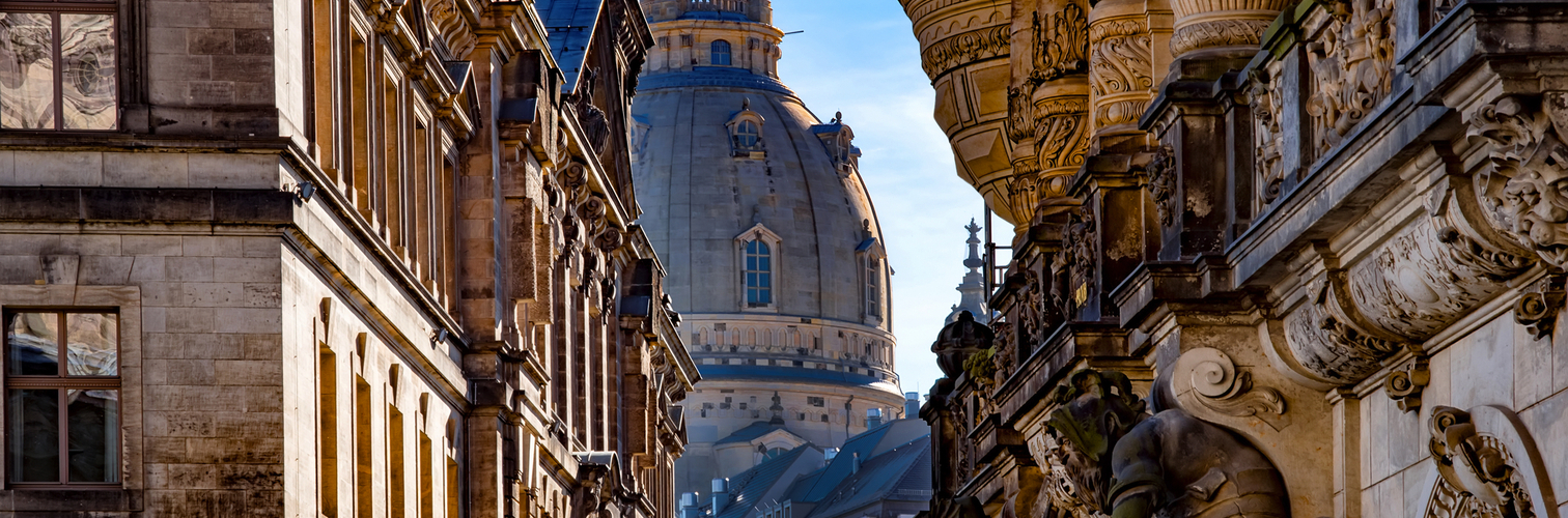 Frauenkirche und Wandskulptur vom Georgentor in Dresden