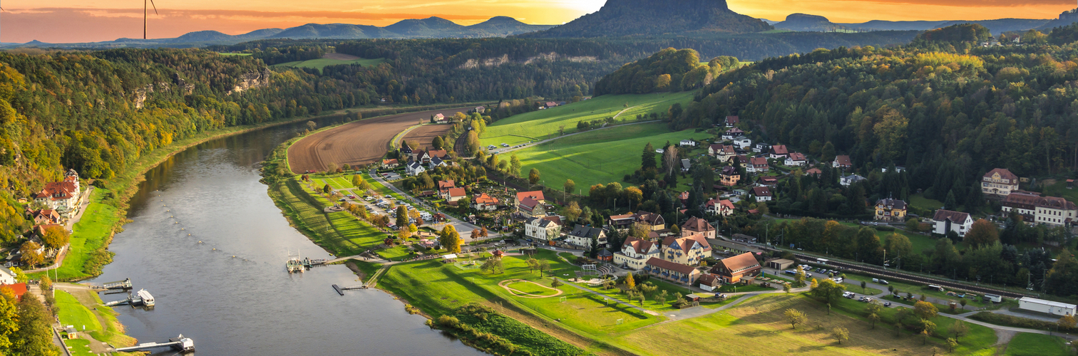 Blick auf das Elbufer in Rathen im Elbsandsteingebirge, Deutschland