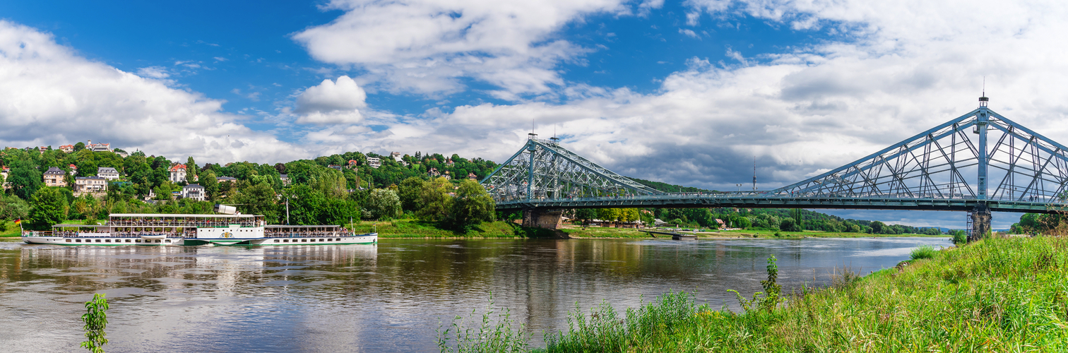 Blaues Wunder und Dampfschiff in Dresden