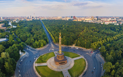 iegessäule mit Blick auf die Stadt Berlin