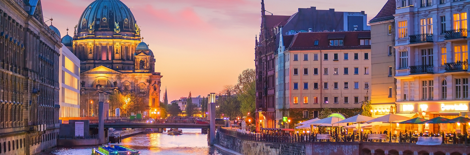 Skyline von Berlin mit der Spree in der Abenddämmerung