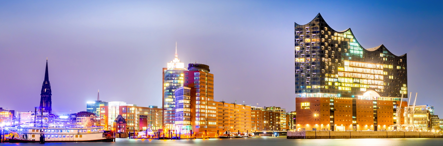 Elbphilharmonie und Hamburger Hafen bei Nacht