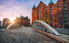 Bogenbrücke über die Alsterkanäle mit Kopfsteinpflasterstraße in der historischen Speicherstadt von Hamburg