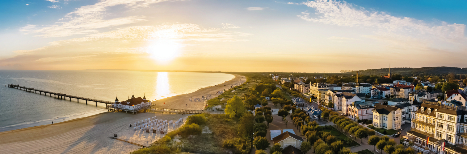 Luftbild Ahlbecker Strand mit Seebrücke und Promenade