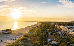 Luftbild Ahlbecker Strand mit Seebrücke und Promenade