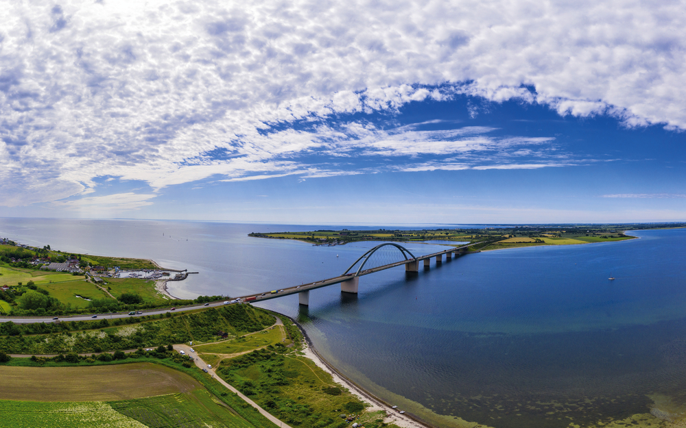 Die Fehmarnsundbrücke verbindet die schöne Insel Fehmarn mit d