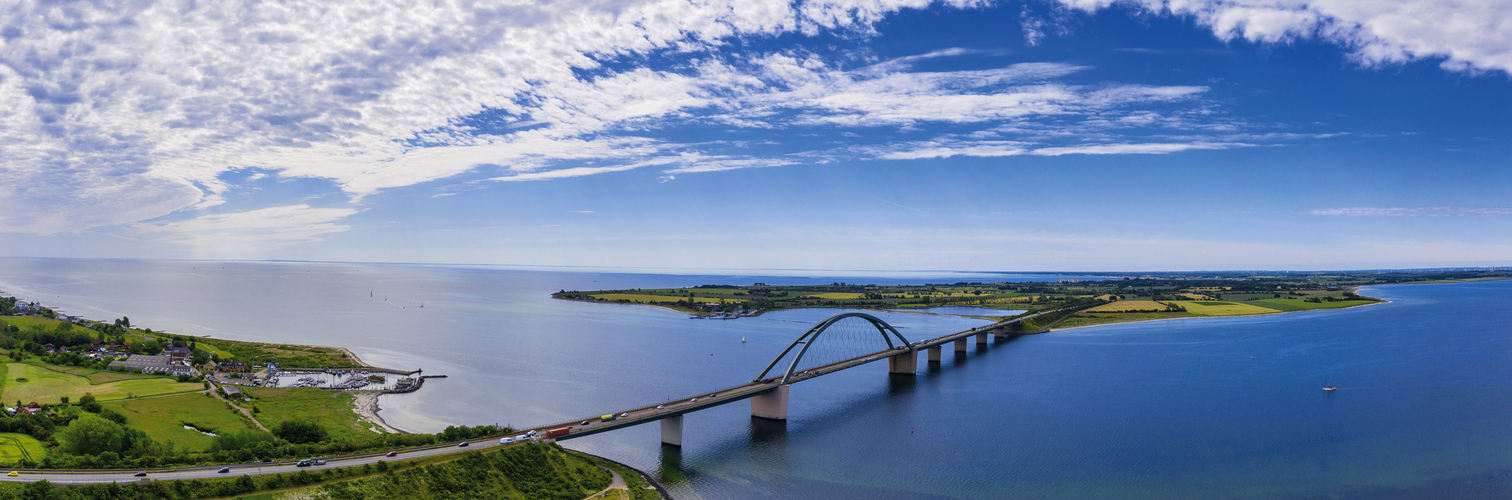 Die Fehmarnsundbrücke verbindet die schöne Insel Fehmarn mit d