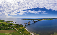 Die Fehmarnsundbrücke verbindet die schöne Insel Fehmarn mit d